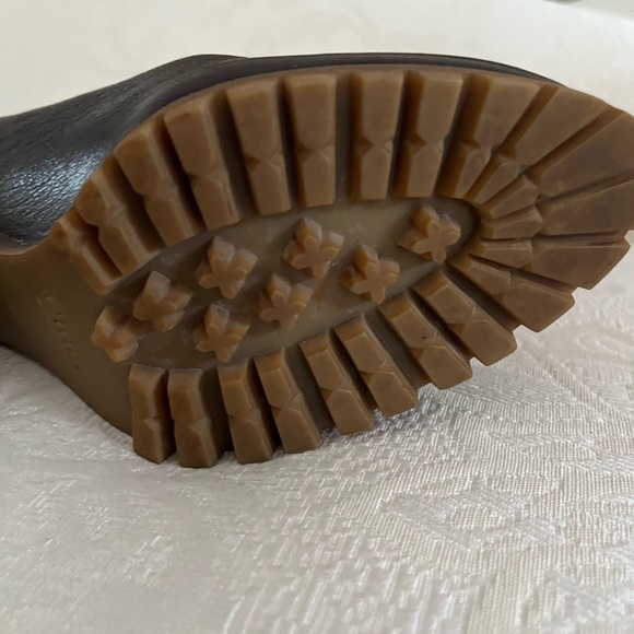 Chloe pebble brown leather ankle boot w/ round toes block heels w/ platform. ❤️ - Picture 7 of 9